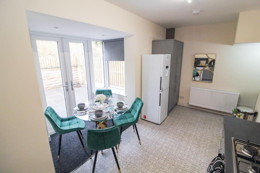 Modern 3 Bed, Contractors Welcome, Bradford Bradford  Exterior photo