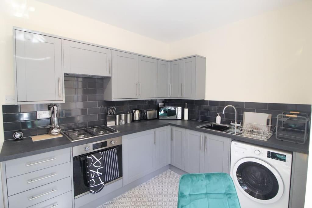 Modern 3 Bed, Contractors Welcome, Bradford Bradford  Exterior photo