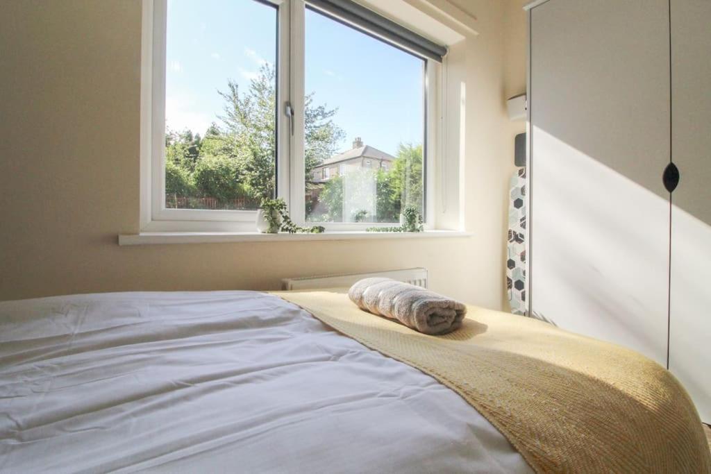 Modern 3 Bed, Contractors Welcome, Bradford Bradford  Exterior photo