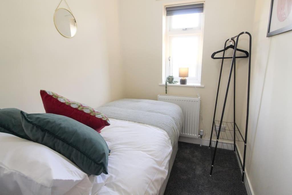 Modern 3 Bed, Contractors Welcome, Bradford Bradford  Exterior photo