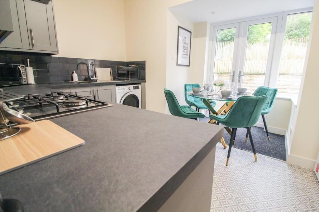 Modern 3 Bed, Contractors Welcome, Bradford Bradford  Exterior photo